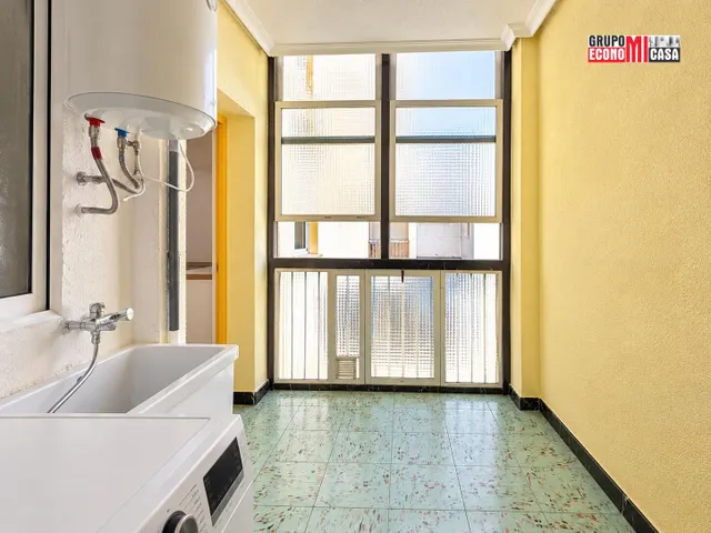 Vivienda de 3 dormitorios con balcón en Plaza Madrid, Elche (Alicante) — 22