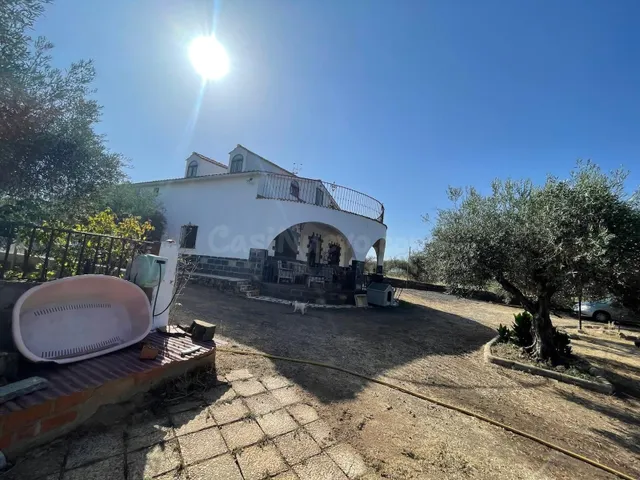 CASA DE CAMPO CON OLIVOS Y 1 HECTAREA EN ALCUESCAR