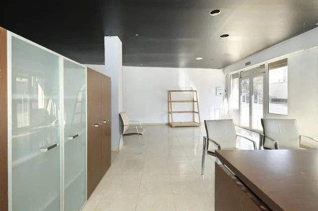 local comercial en avenida principal — 4