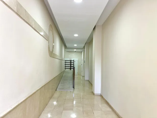 Apartamento céntrico y espacioso (89 m2 - 2.ª planta) con 4 dormitorios, balcón orientado al sur y a tan solo 550 m de la playa. — 39