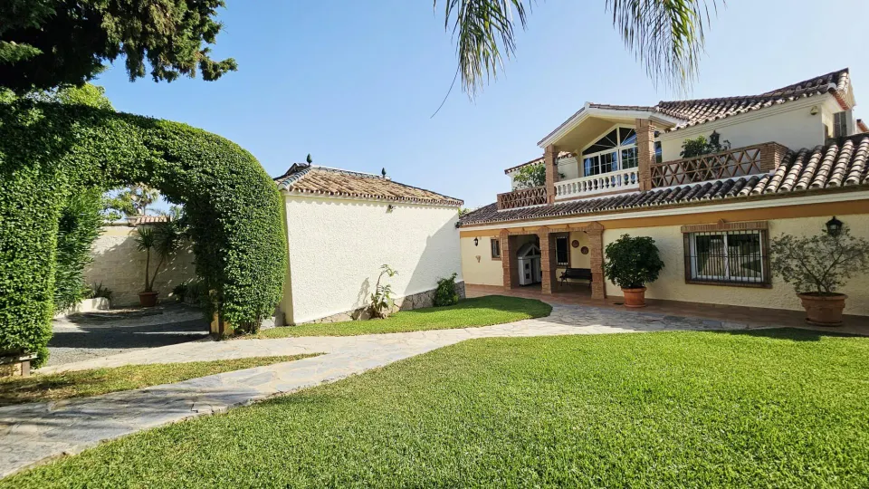 Encantador Chalet de 2 Plantas con Amplios Espacios y Terrazas