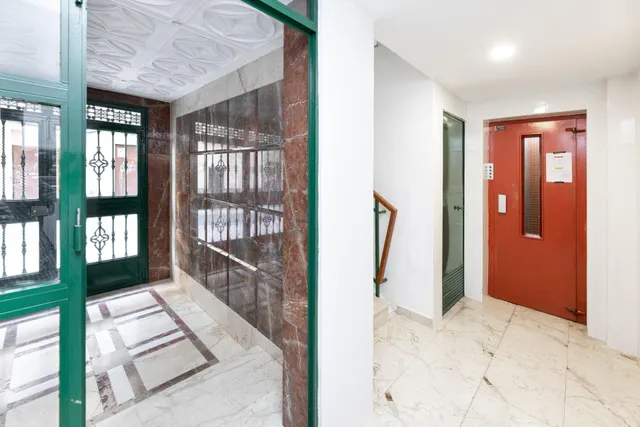 Venta de piso de 4 dormitorios y 2 baños en Granada (Zona Centro) — 2