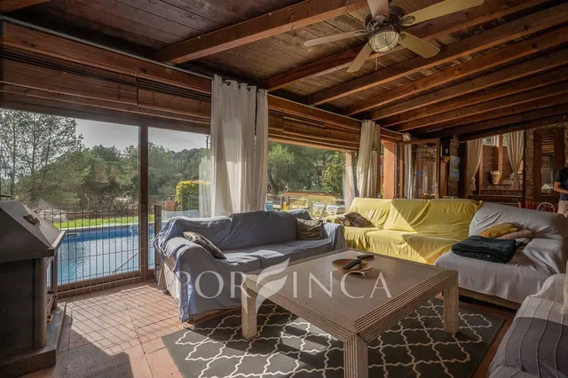 Villa con carácter de 5 dormitorios cerca de Palamós en un entorno verde. Piscina. — 9