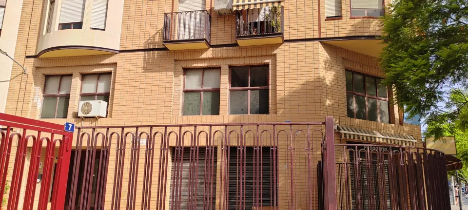 SE VENDE LOCAL ENTREPLANTA EN MUY BUENA ZONA CON TODOS LOS SERVICIOS A MANO