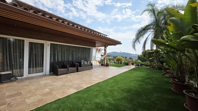 Preciosa casa de lujo en venta con vistas al mar y piscina en Calella — 47