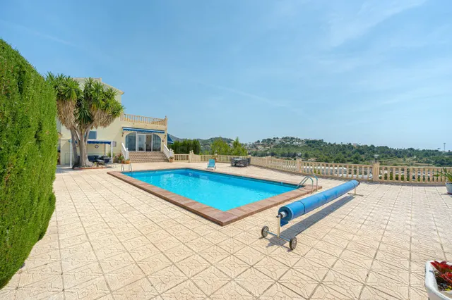 Se vende villa española con piscina privada y mucha intimida