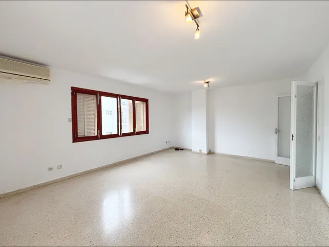 Apartamento luminoso y semi reformado de 4 dormitorios en el corazón de Port d’Alcúdia — 12
