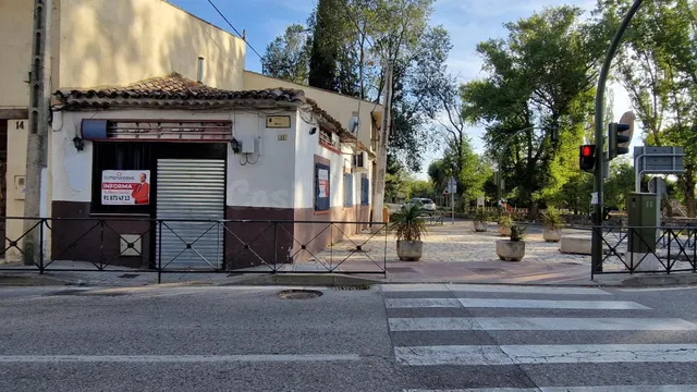 Local en cruce con mucha afluencia de vehículos - foto 2