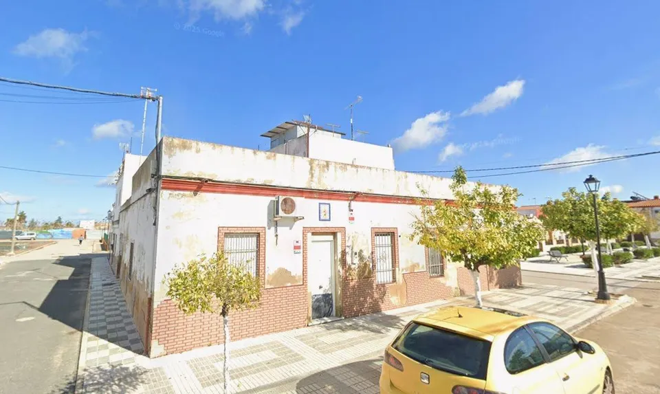 SE VENDE CASA OKUPADA en Calle CONCEJAL JULIAN JIMENEZ CARRIEDO Nº 31 Isla Mayor (Sevilla)