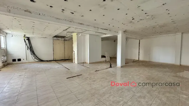Amplio local comercial en zona Hispanidad – 359 m2, luminoso y con acceso para vehículos — 23