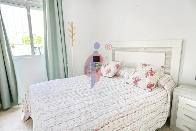 Espectacular bungalow en esquina con gran solárium, jardín privado y piscina en Guardamar del Segura — 20