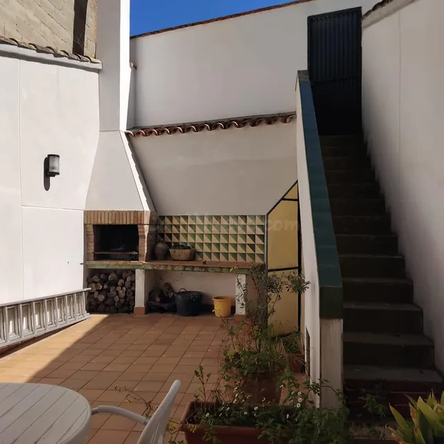Casa con dos pisos y gran garaje almacén muy cerca del Ayunt - foto 4