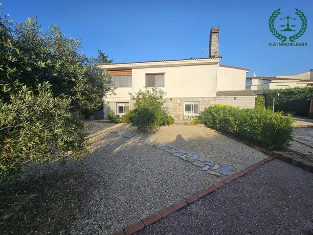 Chalet independiente con parcela de 1.000 m2 y piscina privada. — 29