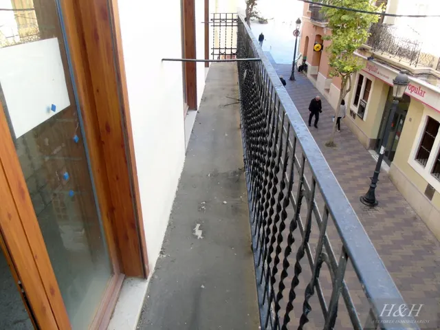 Se alquila escaleta para uso comercial en Jorge Juan. /HH Asesores, Inmobiliaria en Burjassot/. — 19