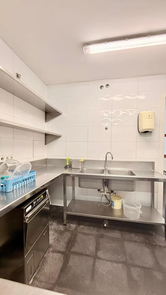 ¡Oportunidad Única en Cubelles! Local Comercial Reformado con Terraza y Vistas al Mar — 17