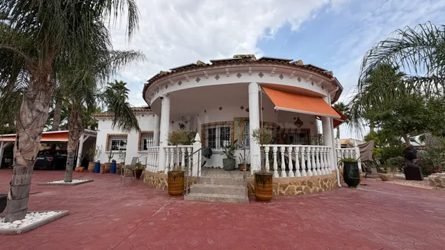 VILLA DE 4 DORMITORIOS Y 3 BAÑOS. PARCELA DE 1.850 M2. CON P - foto 2