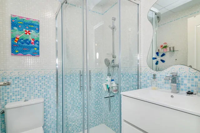 ¡Tu oasis junto a mar! Precioso piso de 2 dormitorios con terraza, piscina y garaje en Playa Poniente, Motril. — 17