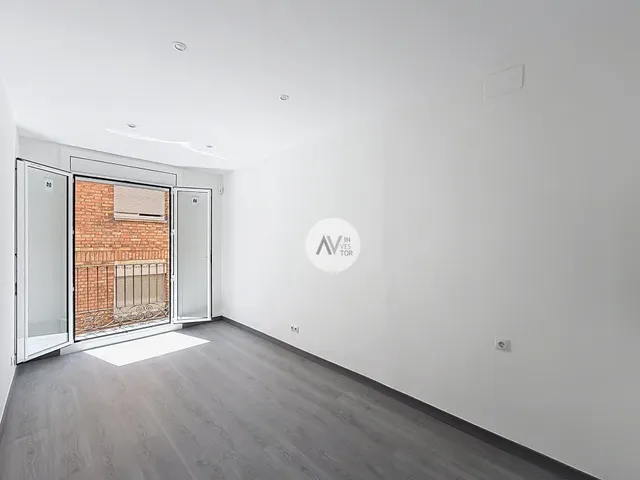 El Raval, reformado, con luz y balcones. Una oportunidad real — 8