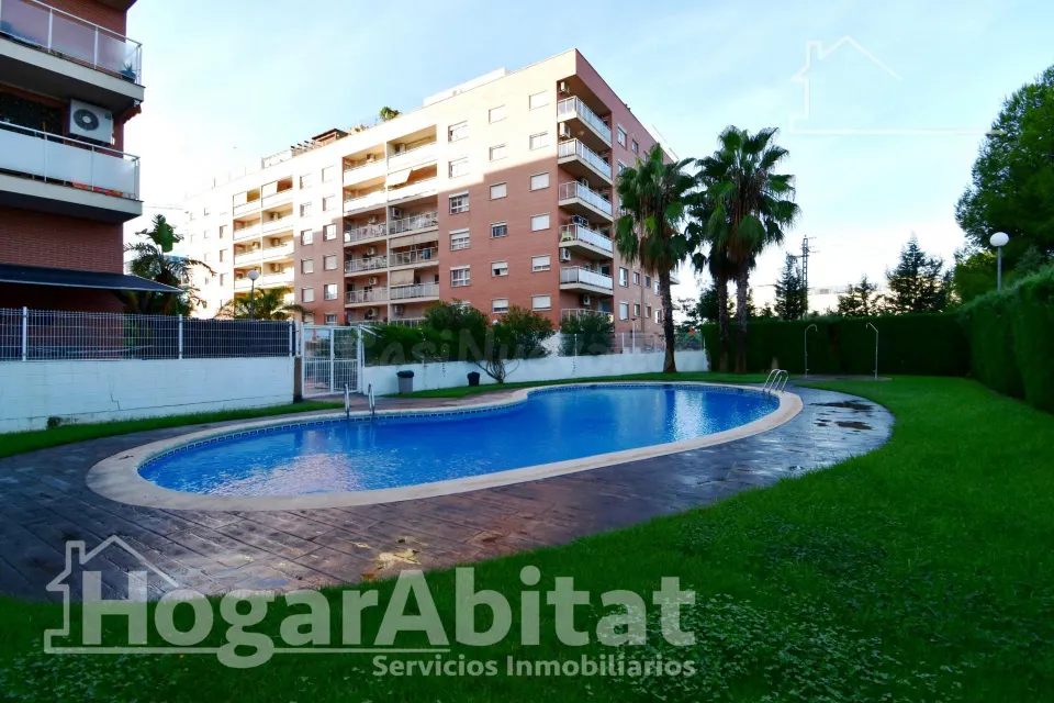 Luz, amplitud y confort familiar en este exclusivo piso esquinero en residencial con piscina, garaje y trastero