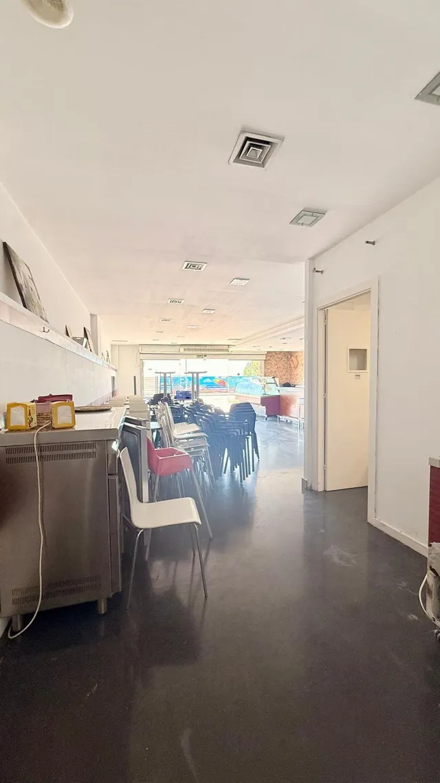 ¡Oportunidad Única en Cubelles! Local Comercial Reformado con Terraza y Vistas al Mar — 27