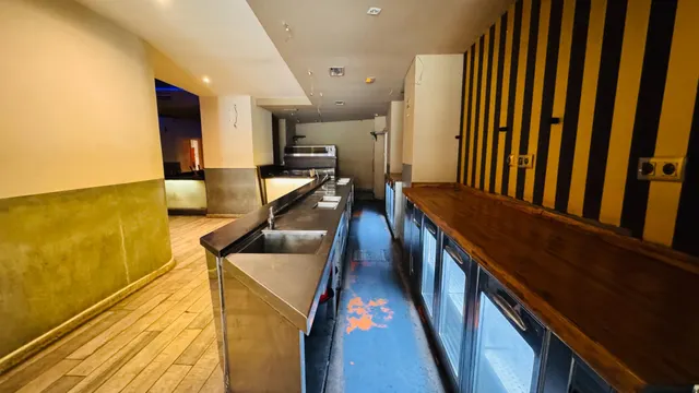 ¡Oportunidad única de inversión en la costa de Valencia! Se traspasa/vende excepcional local comercial con licencia definitiva de Pub en la codiciada Playa de Cullera. — 9