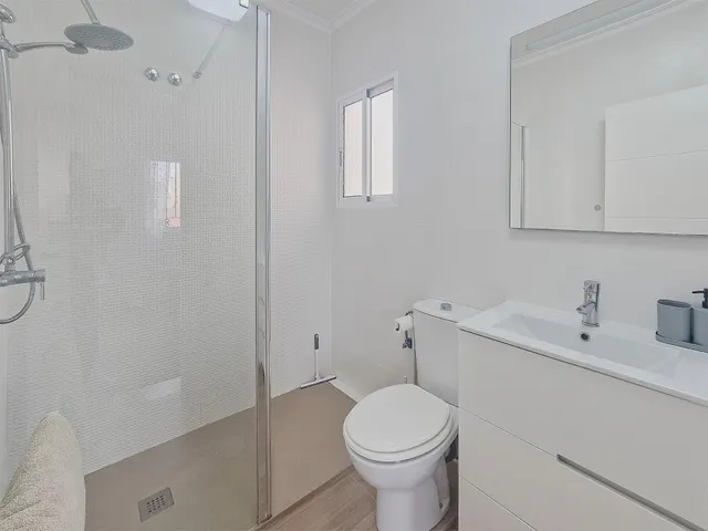 Casa adosada reformada y espaciosa de tres plantas (86 m2) con 3 dormitorios, 2 baños y 1 aseo. Terraza frente, piscina comunitaria, cerca del La Zenia Boulevard y a tan solo 650 m de Playa Flamenca — 28