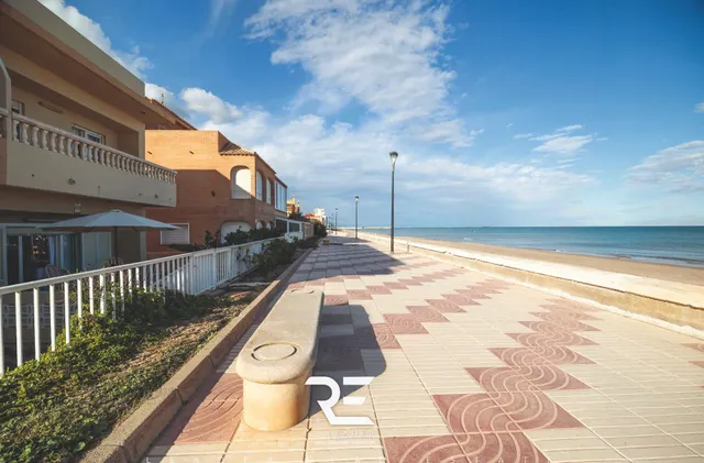 EXCLUSIVA FRENTE AL MAR CON TERRAZAS, LUZ CRUZADA Y CUATRO DORMITORIOS –  PRIMERA LÍNEA DE MAR Y GARAJE. — 2
