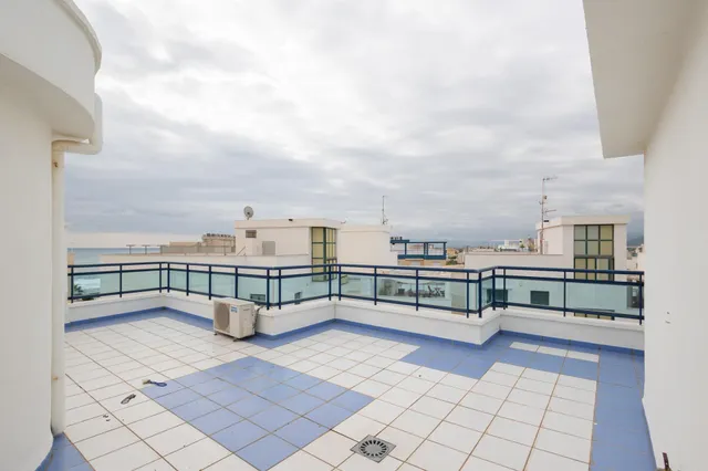 MAGNÍFICO ÁTICO CON VISTAS AL MAR — 48