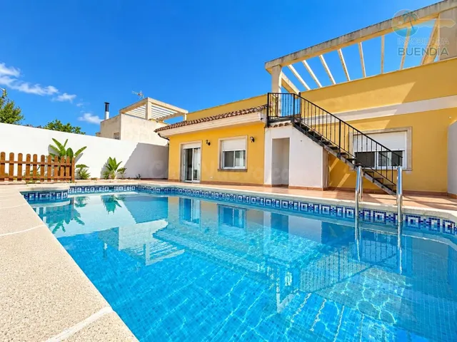 CHALET CON PISCINA EN EL PARETON