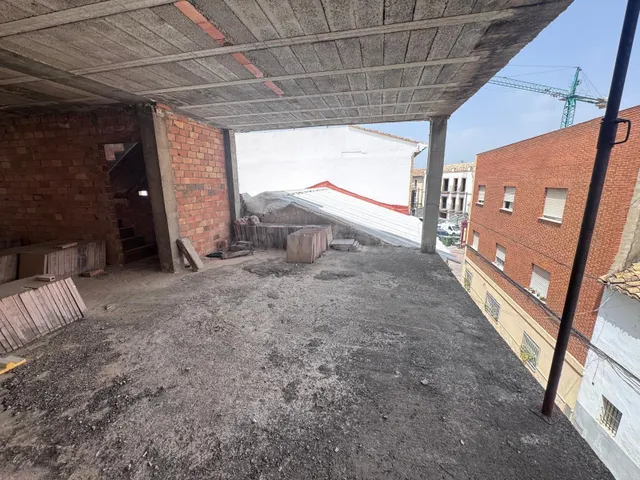 SOLAR CON ESTRUCTURA DE PLANTA BAJA Y DOS ALTURAS, CON PATIO - foto 4