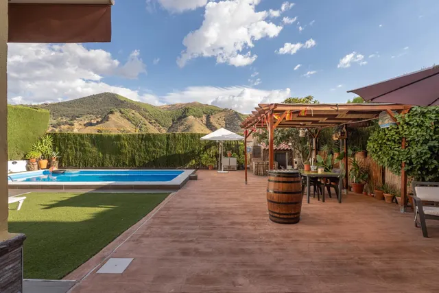 CHALET CON PISCINA Y JARDÍN A SOLO 10 MINUTOS DE GRANADA — 12