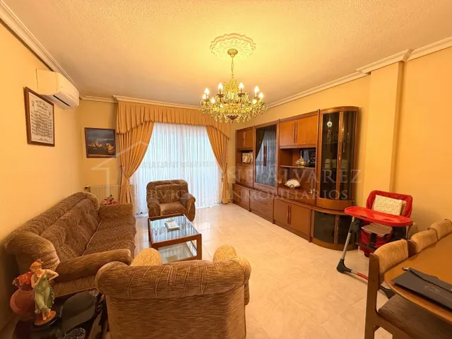 AMPLIA VIVIENDA DE 4 DORMITORIOS, 2 BAÑOS, GARAJE Y TRASTERO - foto 2
