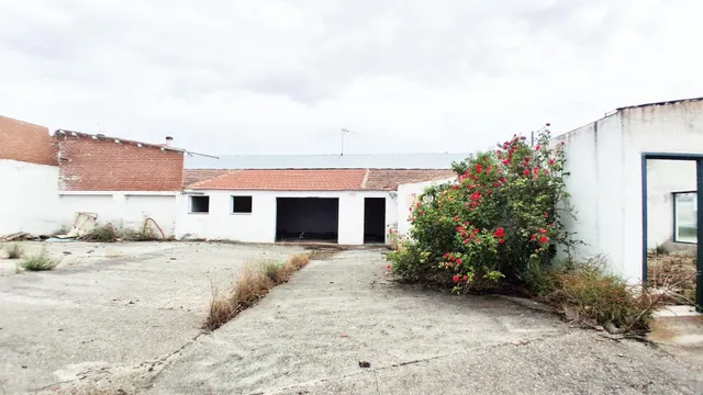 Urbis te ofrece un solar en venta en Cantalapiedra, Salamanca. — 2