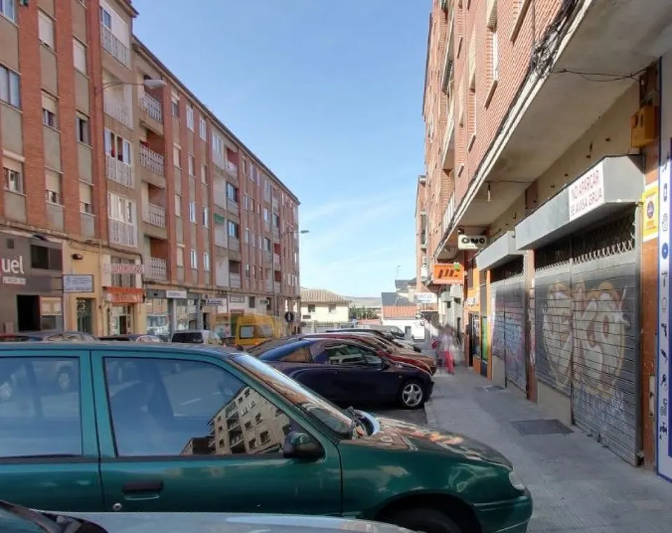 Urbis te ofrece un local comercial  en venta en zona San Bernardo, Salamanca.
