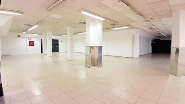 Urbis te ofrece un amplio local comercial en alquiler en la  - foto 5