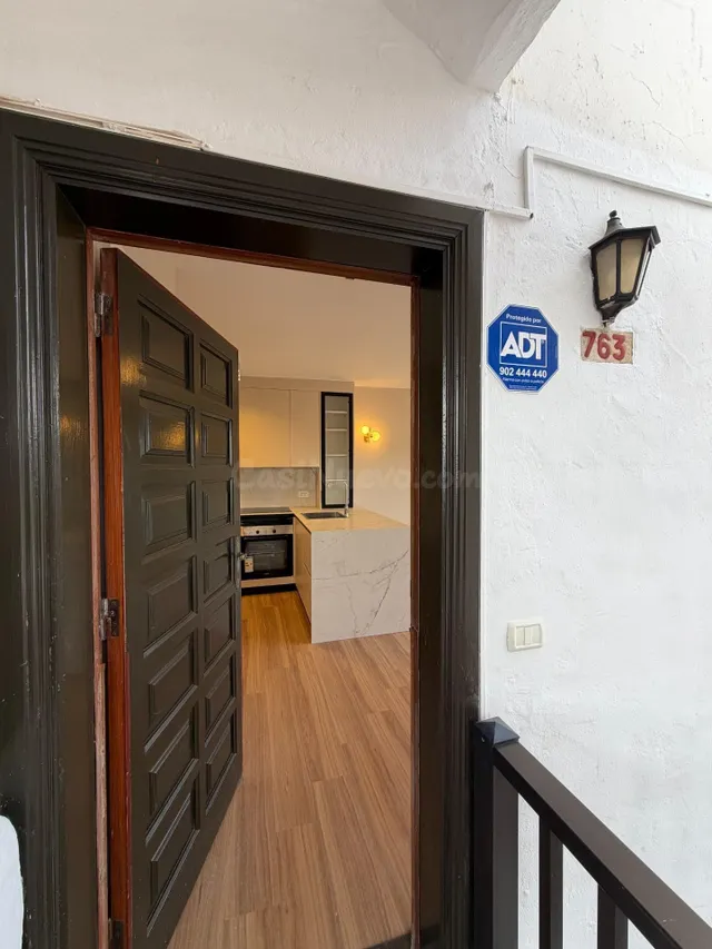 Apartamento reformado con terraza y vistas al golf en Amaril - foto 4