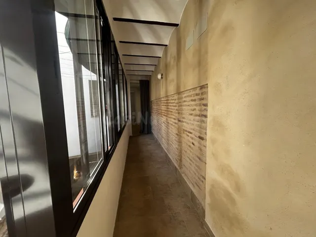 SE ALQUILA CASA RECIÉN REFORMADA JUNTO A LA PLAZA DE LA REGI - foto 3