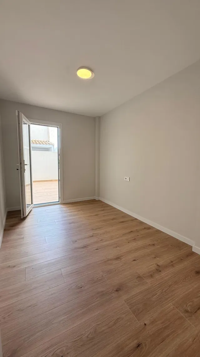 Apartamento reformado en Fuengirola, segunda línea de playa junto al puerto con licencia turística — 18