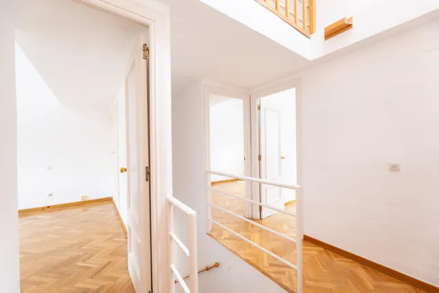 Chalet en pleno centro de Torrelodones, para disfrutar de la comodidad de tenerlo todo cerca sin renunciar al espacio de una vivienda unifamiliar. — 16