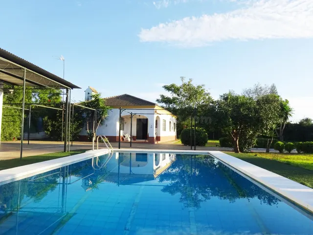 Chalet independiente de una planta en urbanización privada e - foto 2
