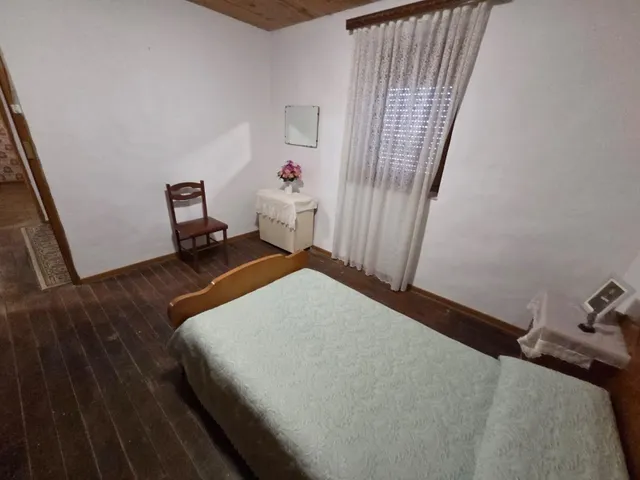 SE VENDE CASA EN CASTILFALE, 2 COCINAS,SALÓN, 6 HAB., BAÑO, PATIO, CALEFACCIÓN. — 7