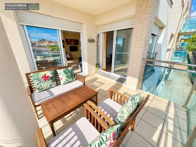 En Urbanizacion Serramar, Apartamento Esquinero, de 2 Dormitorios, Baño Completo, Terraza de 12 m2, Vistas Despejadas — 19