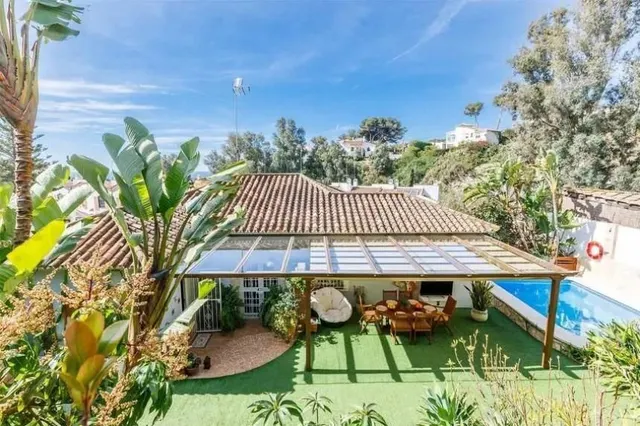 Espectacular Chalet Independiente con Apartamento de Invitad