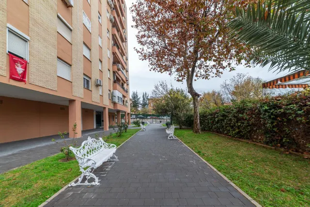 Piso reformado con piscina y garaje — 34