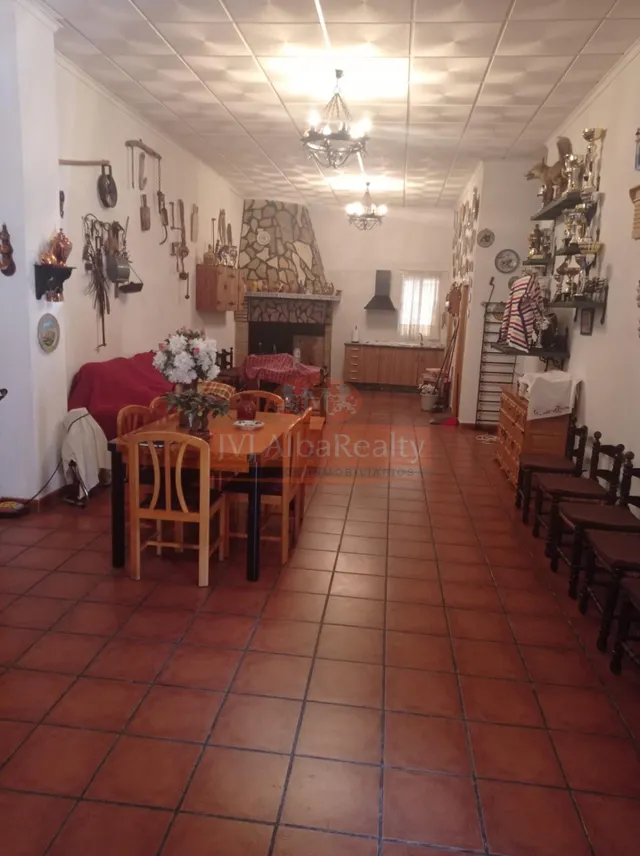SE VENDE PISO Y LOCAL EN SAN PEDRO(PUEBLO) EN BUEN ESTADO, CON 5 DORMITORIOS. — 22