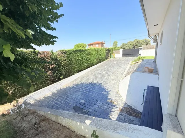VENTA EN PLENO DOMINIO · Gran chalet de 545 m2 con placas solares y parcela privada de 3.000 m2 · Boadilla del Monte — 37