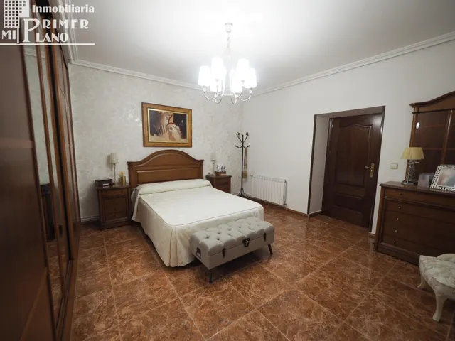 Amplia Casa en Venta con Excelentes Conexiones y Comodidades en Tomelloso — 7