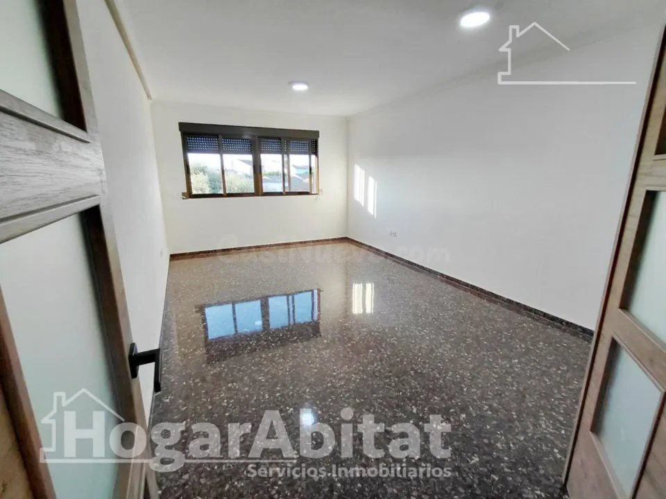 Amplitud y confort a estrenar en este luminoso piso reformado con balcón y ascensor