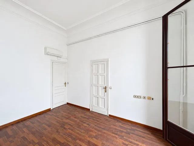 Oficina de 184 m2 con carácter y mucha luz en Passeig de Gràcia — 5