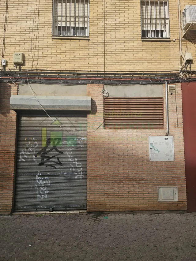 ¡Local reformado en venta en Plaza del Generalife, Sevilla! - foto 2